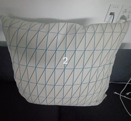 [#00-136] Pillow, white/blue pattern